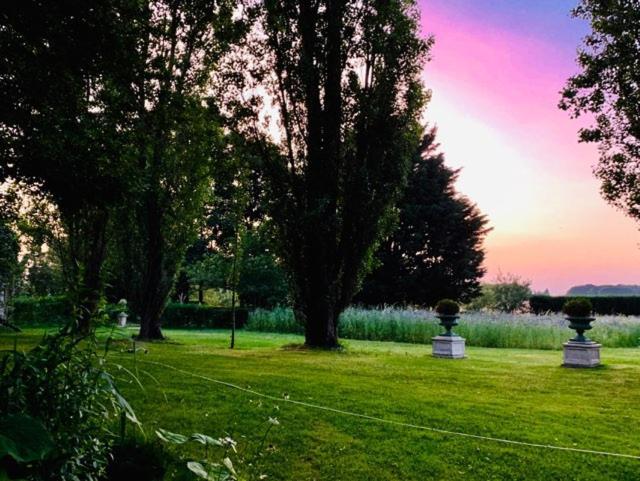 Le Manoir De Maucartier Bed & Breakfast Monnaie Bagian luar foto