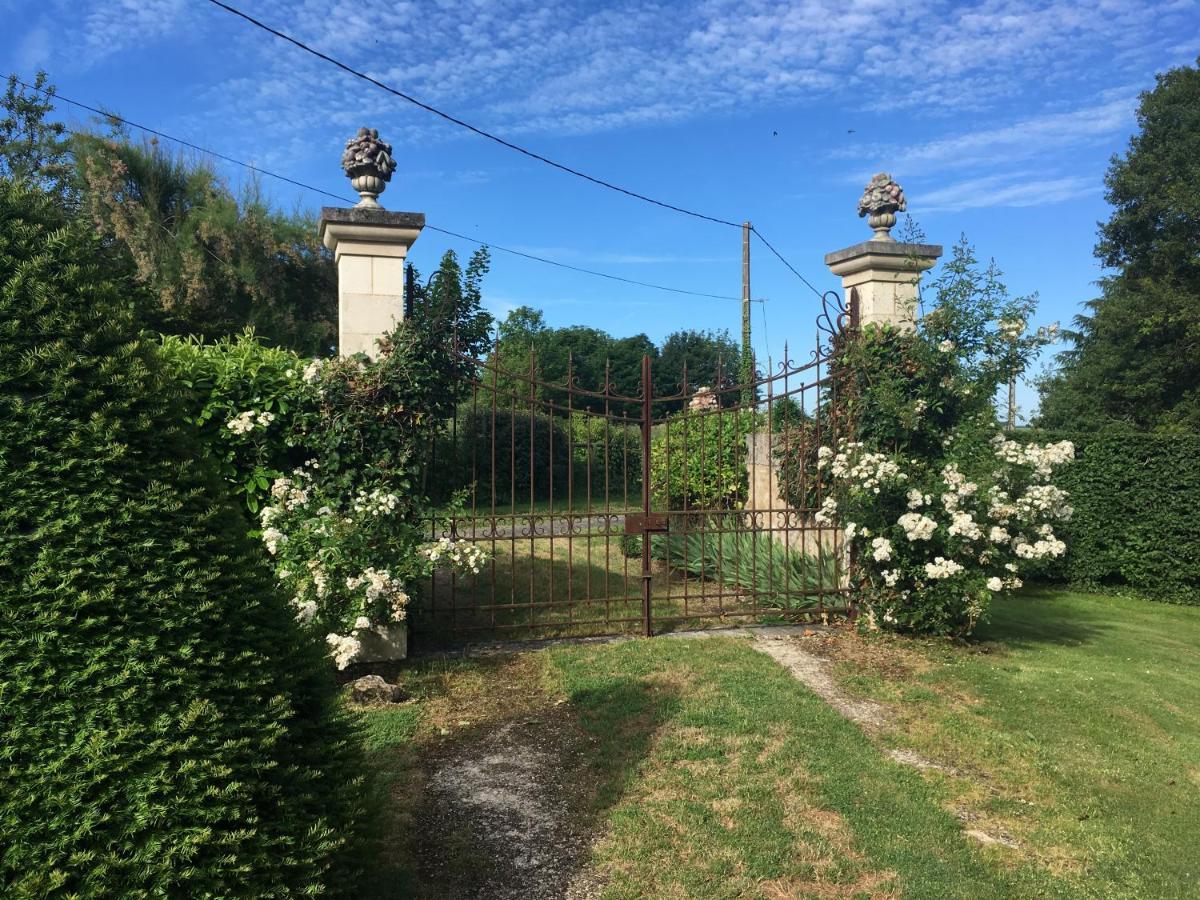 Le Manoir De Maucartier Bed & Breakfast Monnaie Bagian luar foto