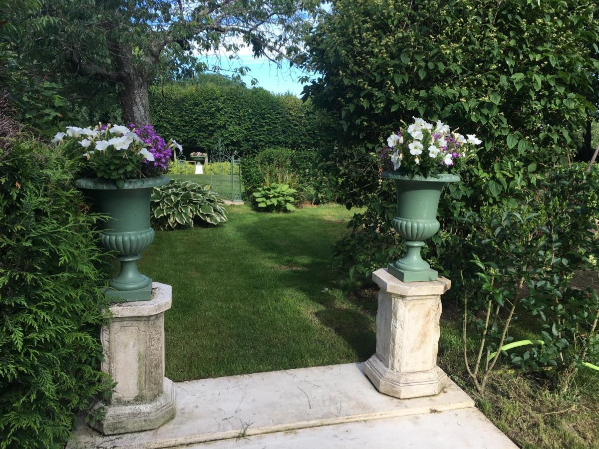 Le Manoir De Maucartier Bed & Breakfast Monnaie Bagian luar foto